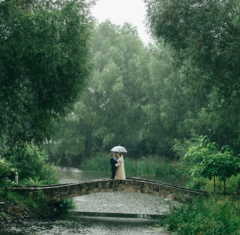 Couple sous la pluie