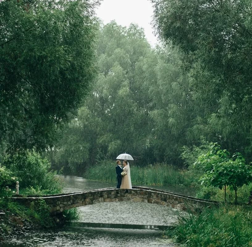 Couple sous la pluie